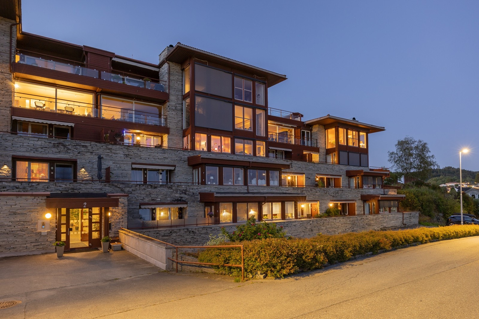 "Utsikten" er et fint og veldrevet sameie som har et flott leilighetsbygg i Helleberget. Helleberget er en blindgate og dermed ingen gjennomgangstrafikk, kun de som bor i husene videre i gata. Galleribilde