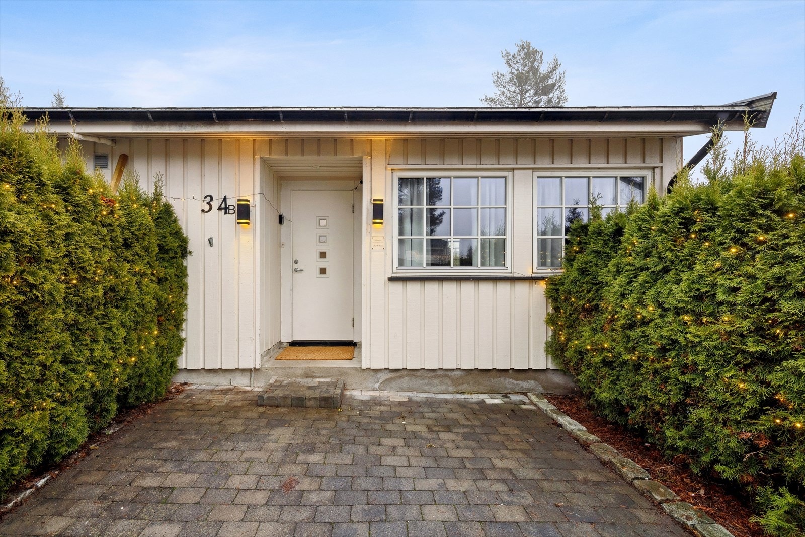 Inngangspartiet gir et godt førsteinntrykk med belegningsstein og noe skjermet adkomst. Galleribilde