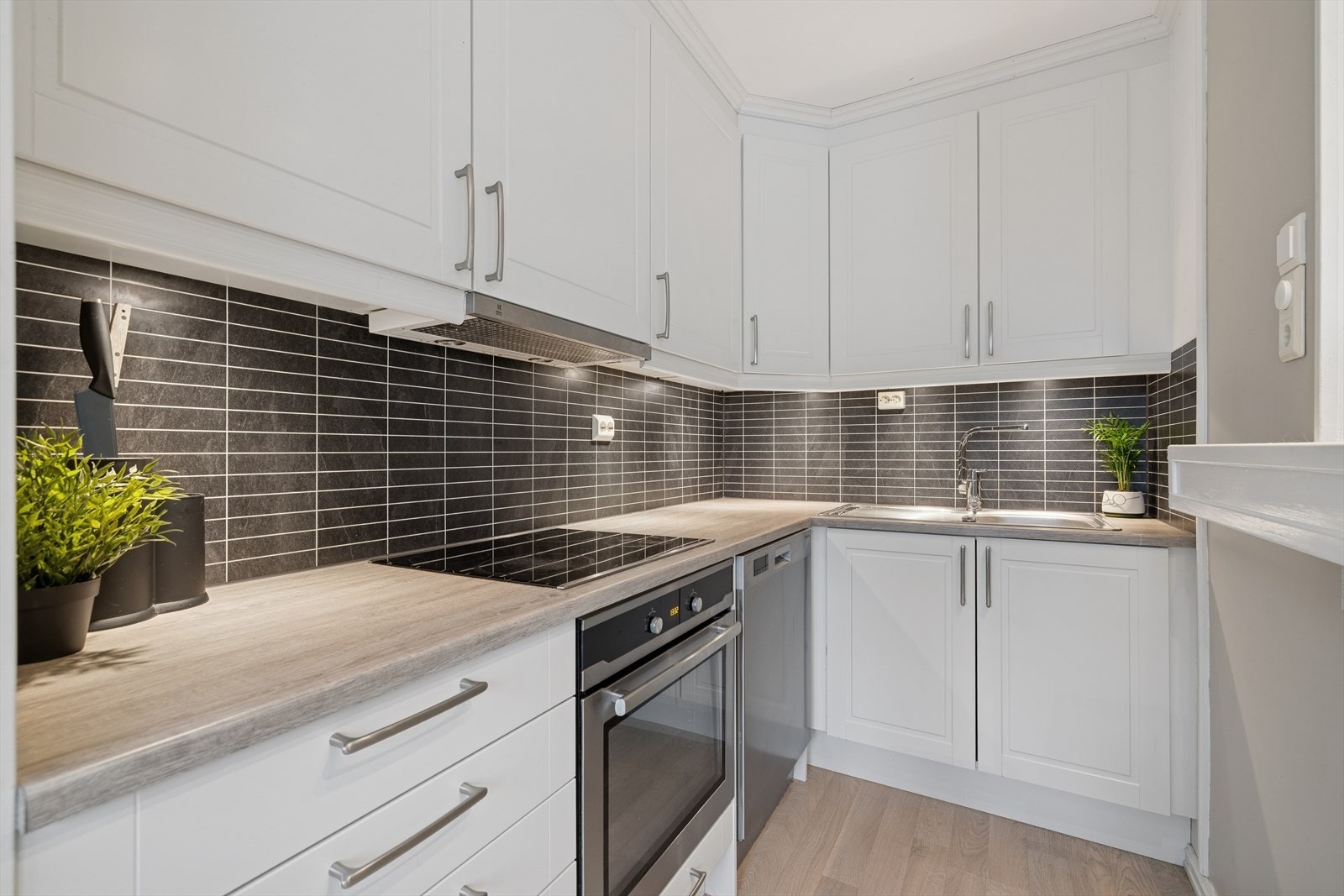 Kjøkkenet er utstyrt med kjøl-/fryseskap, oppvaskmaskin, ventilator, platetopp og stekeovn. Galleribilde