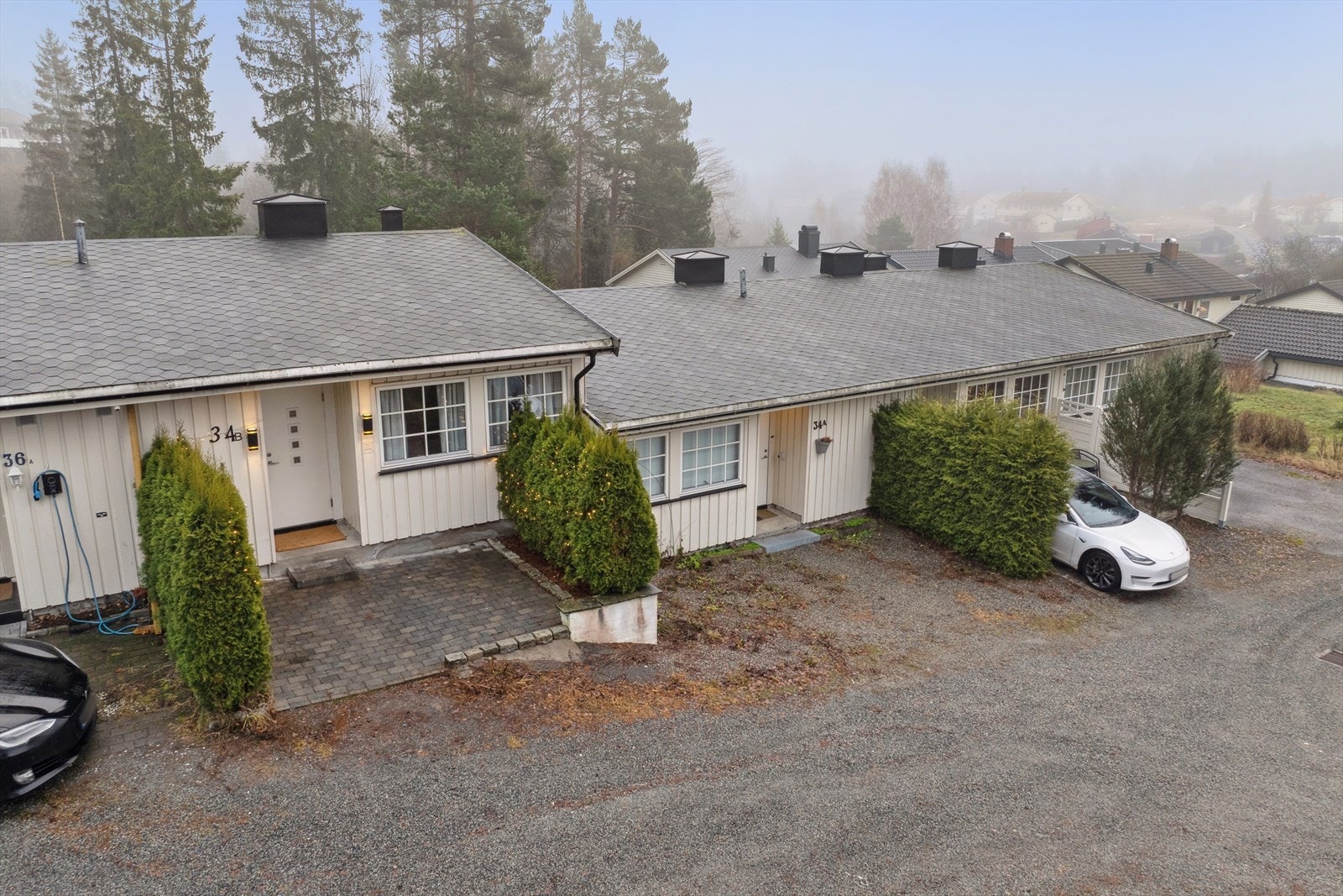 Parkering på felles grunn, med enkel adkomst til boligen. Galleribilde