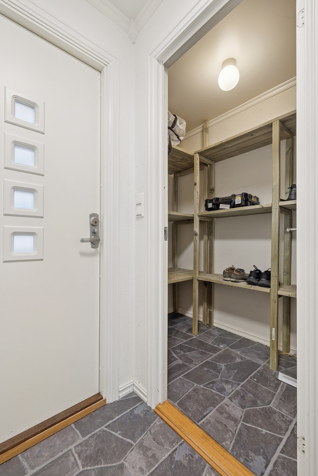 Boden har god oppbevaringsplass med solide hyller - perfekt for lagring av sko, verktøy eller annet utstyr. Galleribilde