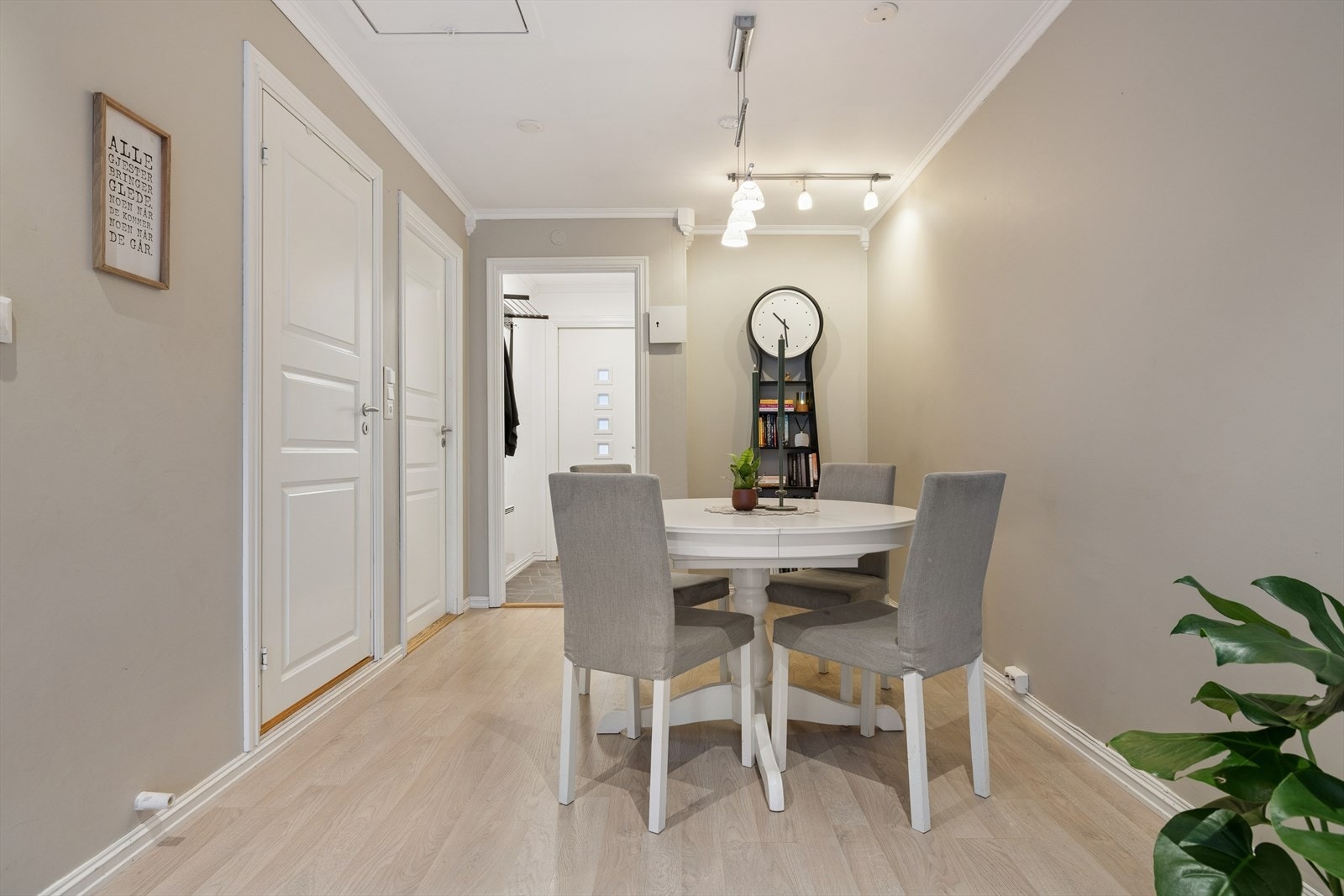 Lys og trivelig spiseplass med bord og stoler og takbelysning. Galleribilde