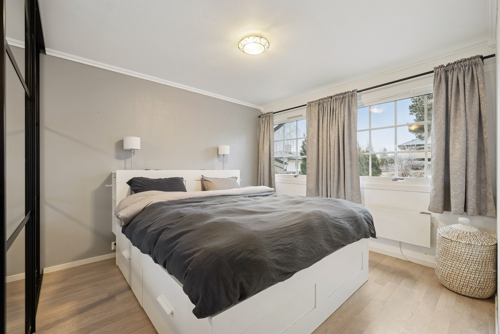 Boligen har et romslig soverom med god plass til dobbeltseng og tilhørende møbler. Galleribilde