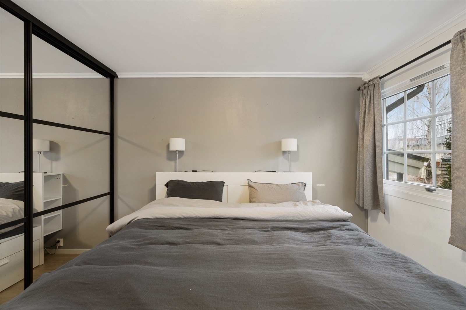 Soverommet har lune farger, et vindu som gir god luftighet og panelovn. Galleribilde