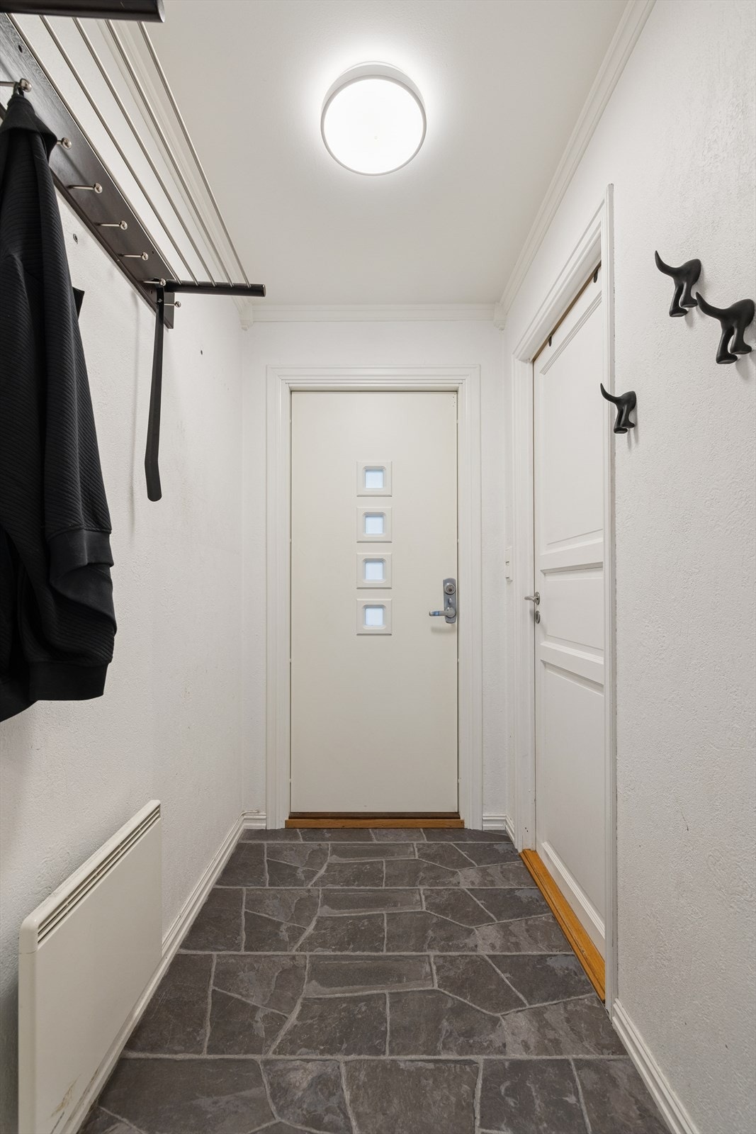 Praktisk entré, vegghengt knaggrekke og plass til yttertøy. Galleribilde