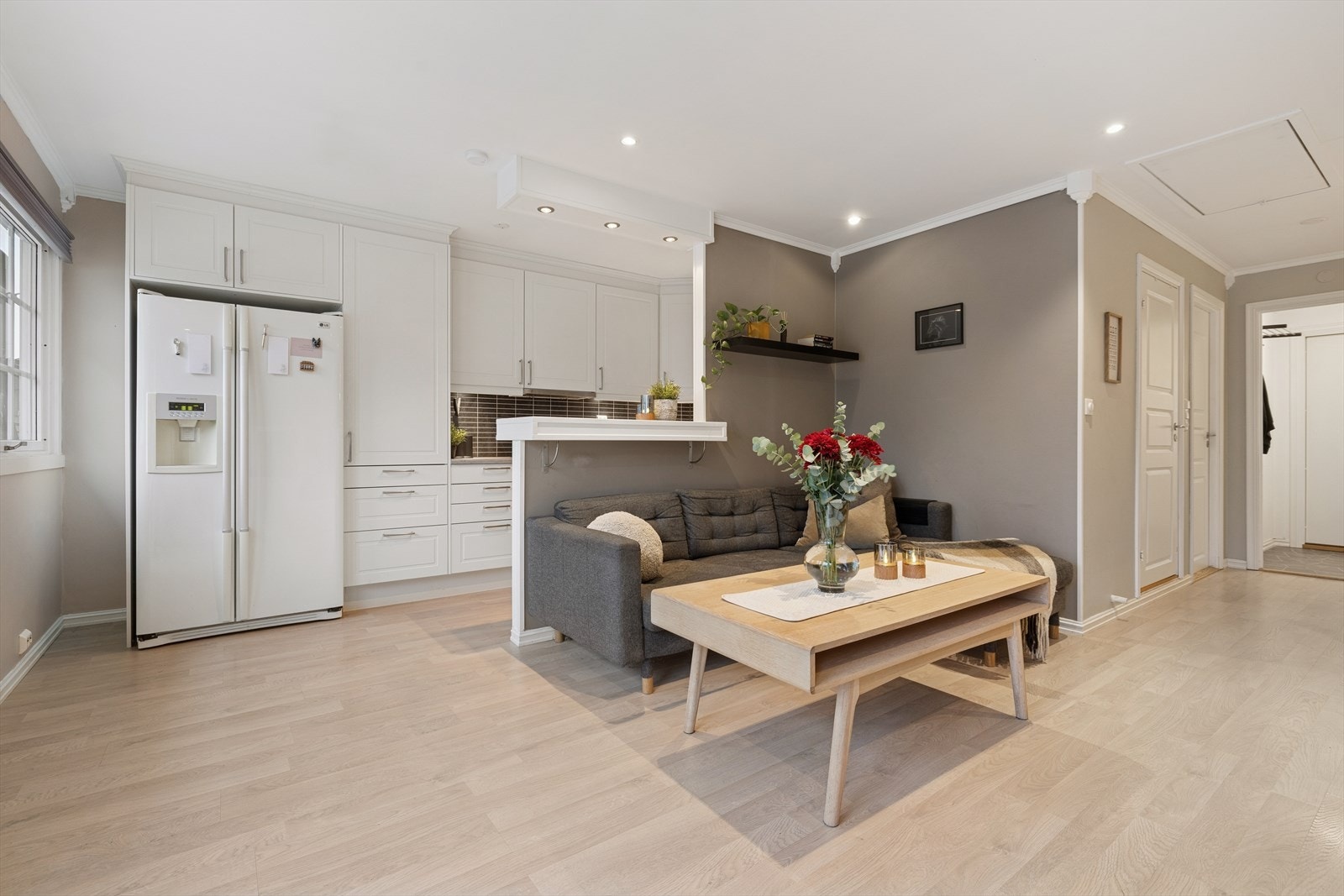 Åpen løsning mot kjøkkenet gir en sosial og praktisk planløsning. Galleribilde