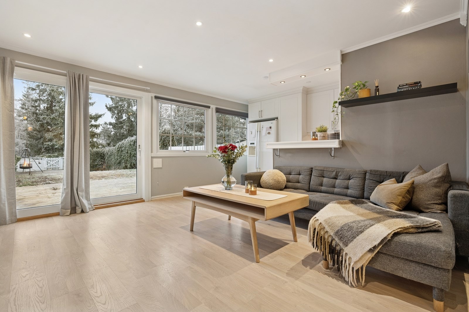 Fra stuen er det direkte utgang til platting med gode solforhold. Galleribilde