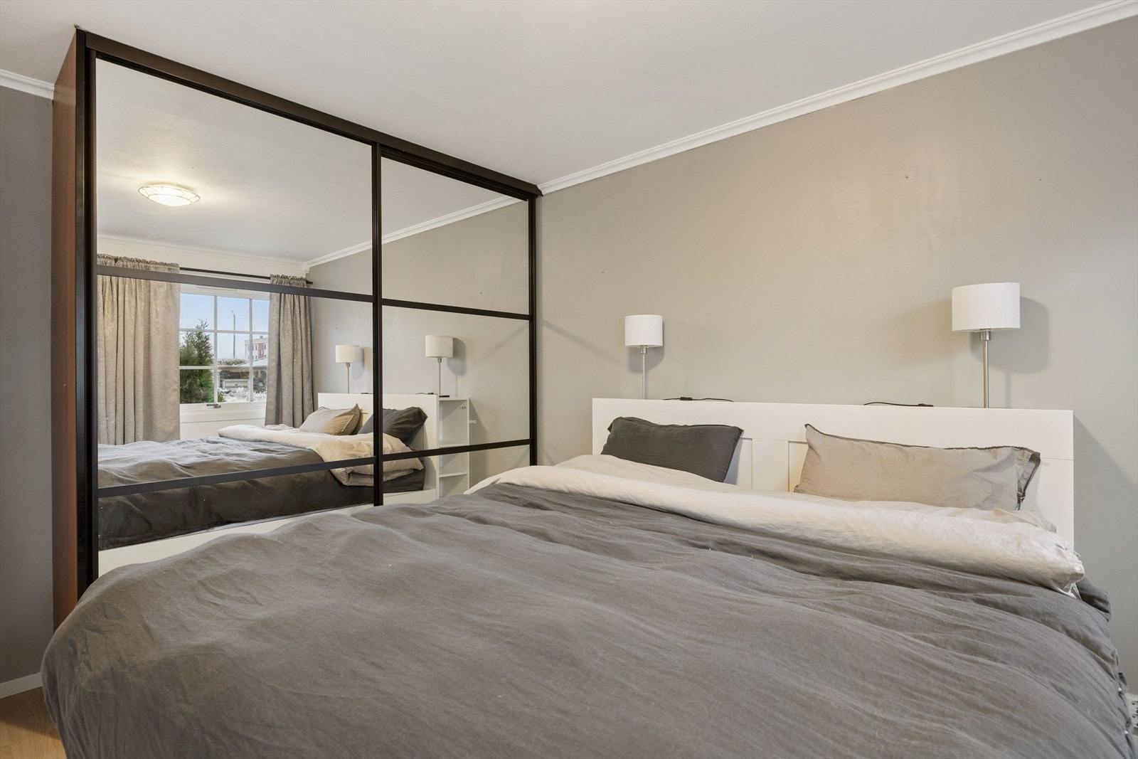 Det er montert stort garderobeskap med speilfronter og skyvedører, som gir praktisk oppbevaring. Galleribilde