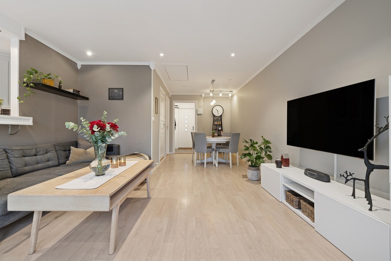 I stuen er det montert downlights som gir god belysning. Det er også tilgang til loftet via luke i himlingen. Galleribilde