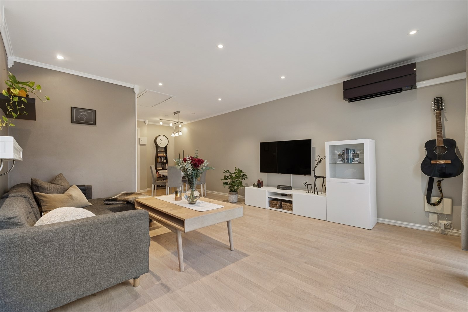 I stuen er det montert varmepumpe fra merket Mitsubishi, effektiv oppvarming og kjøling året rundt. Galleribilde