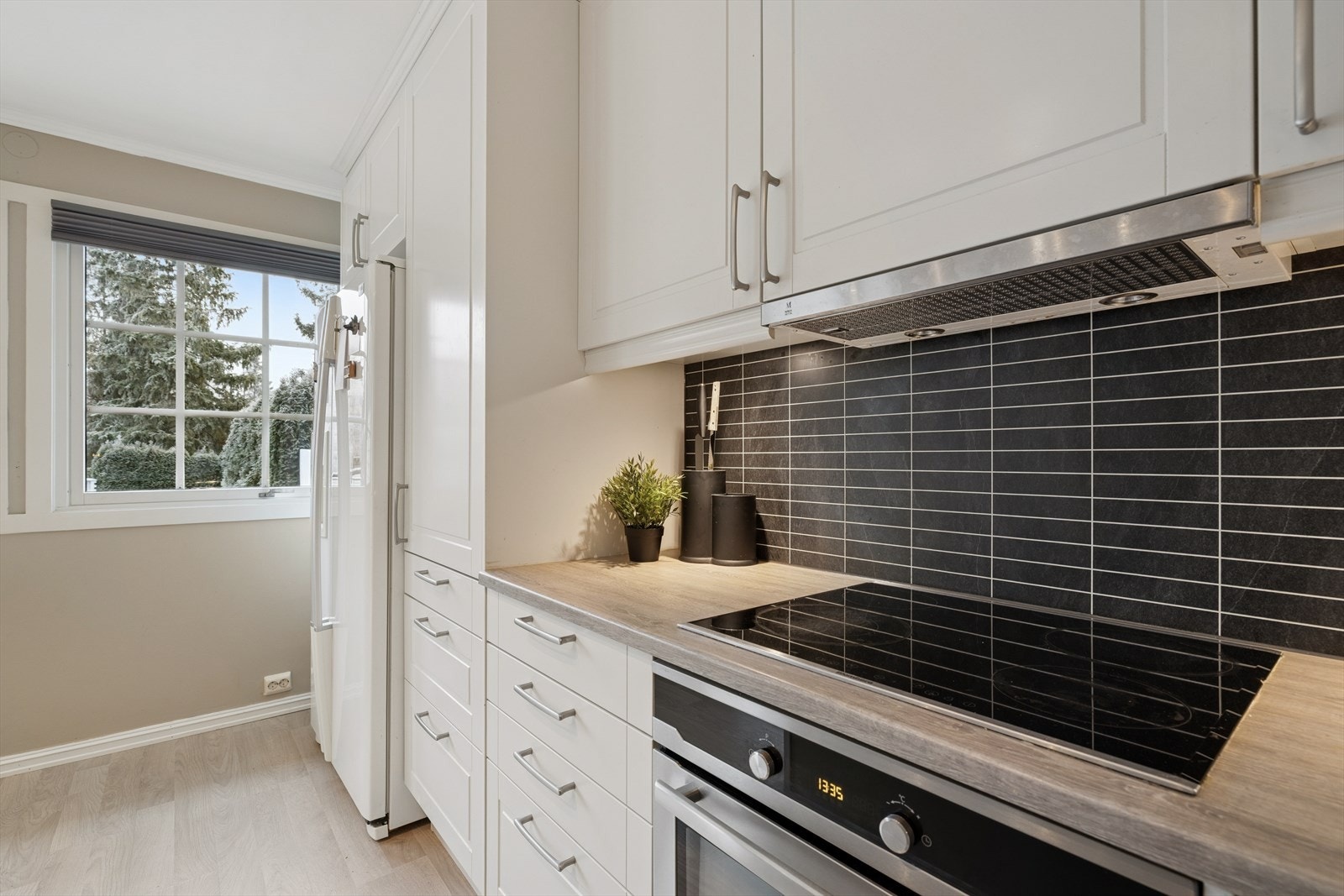 Det er montert kjøkkenventilator med avtrekk ut, som sikrer effektiv ventilasjon. Galleribilde