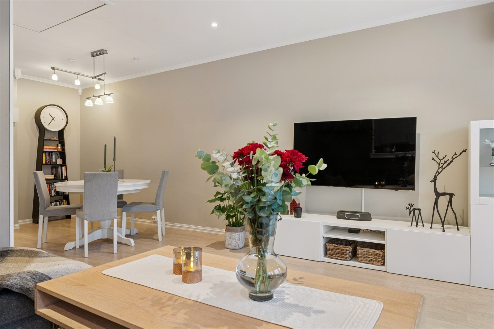 Rommet kan enkelt dekoreres med grønne planter og andre detaljer for å skape en lun og hyggelig stemning. Galleribilde