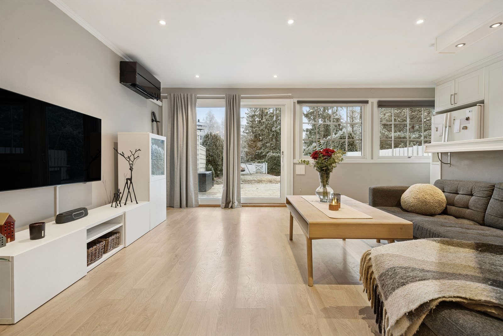 Stuen har god plass til sofagruppe med sjeselong, sofabord og TV-møbler. Galleribilde