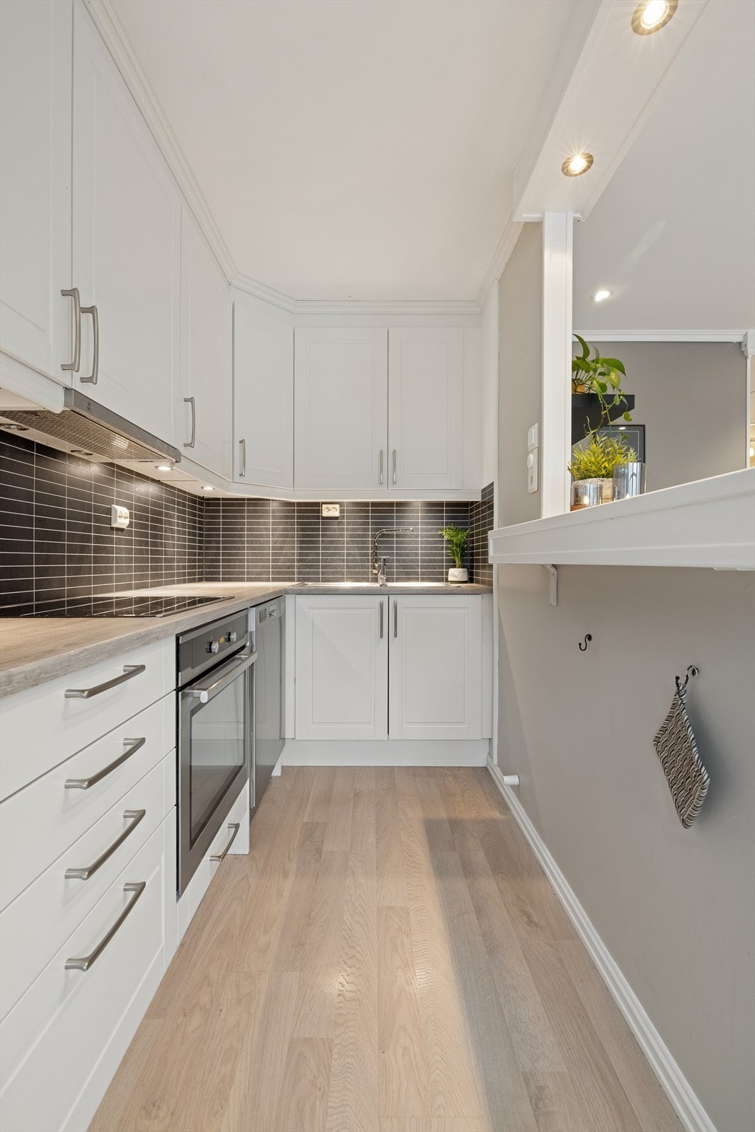 Det er rikelig med benkeplass, samt god skuffe- og skapplass for praktisk oppbevaring. Galleribilde