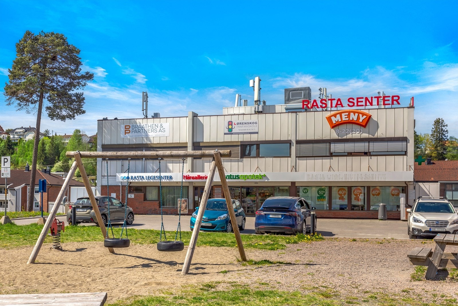 Rasta Senter tilbyr ulike butikker og tjenester, lett tilgjengelig med bilparkering foran. Galleribilde