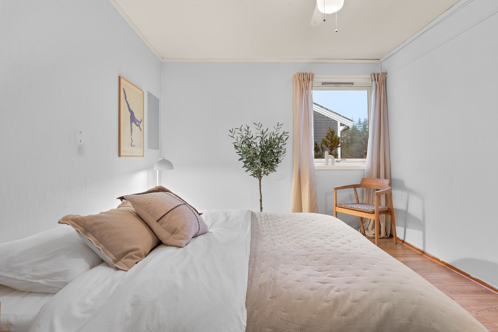 Malte vegger og parkettgulv gir et nøytralt utgangspunkt for innredning. Galleribilde