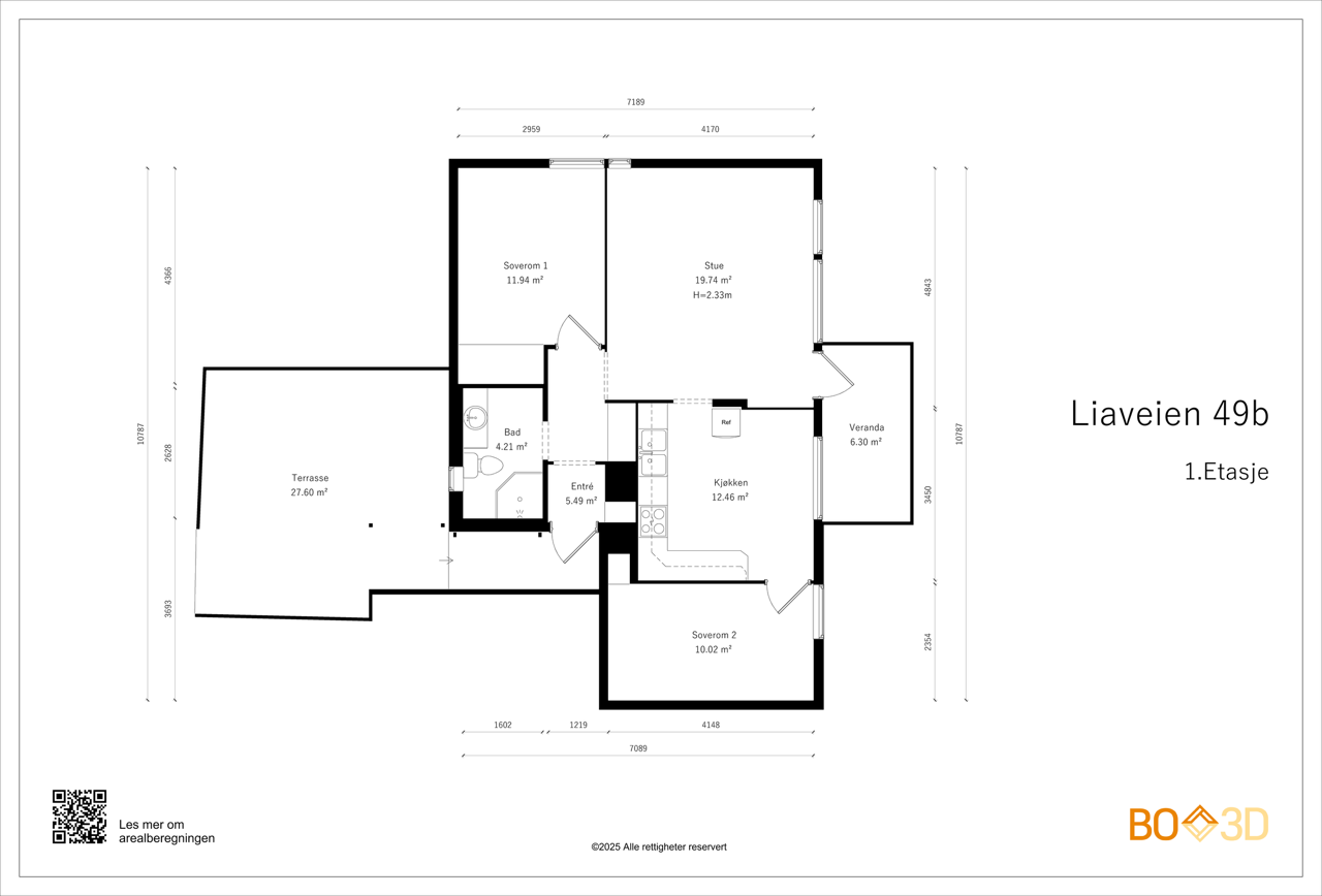 Plantegningen viser en romslig stue med direkte utgang til veranda. Kjøkkenet har en praktisk planløsning med plass til spisebord. Galleribilde