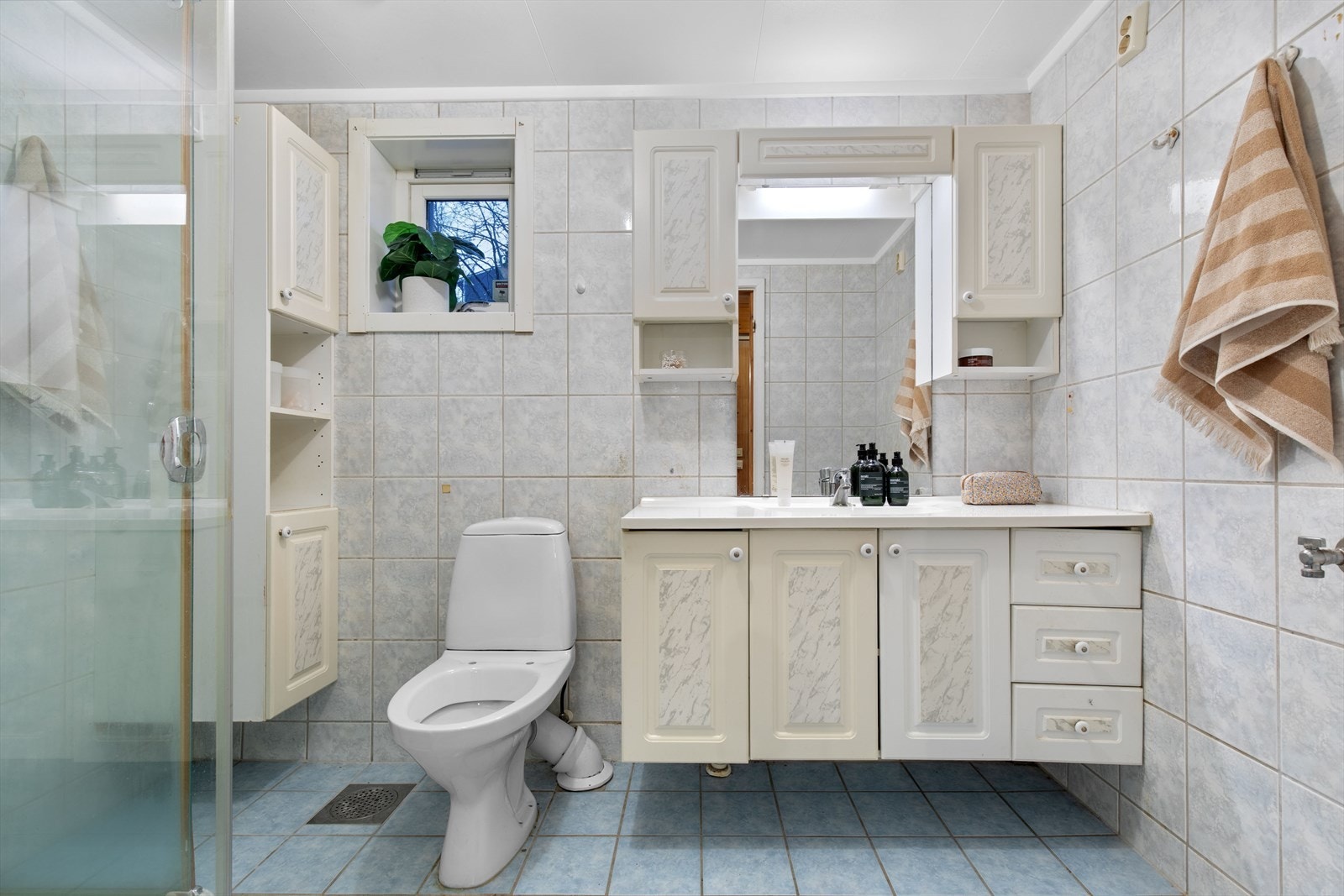 Flislagte overflater på vegger og gulv gir et helhetlig uttrykk på badet. Galleribilde