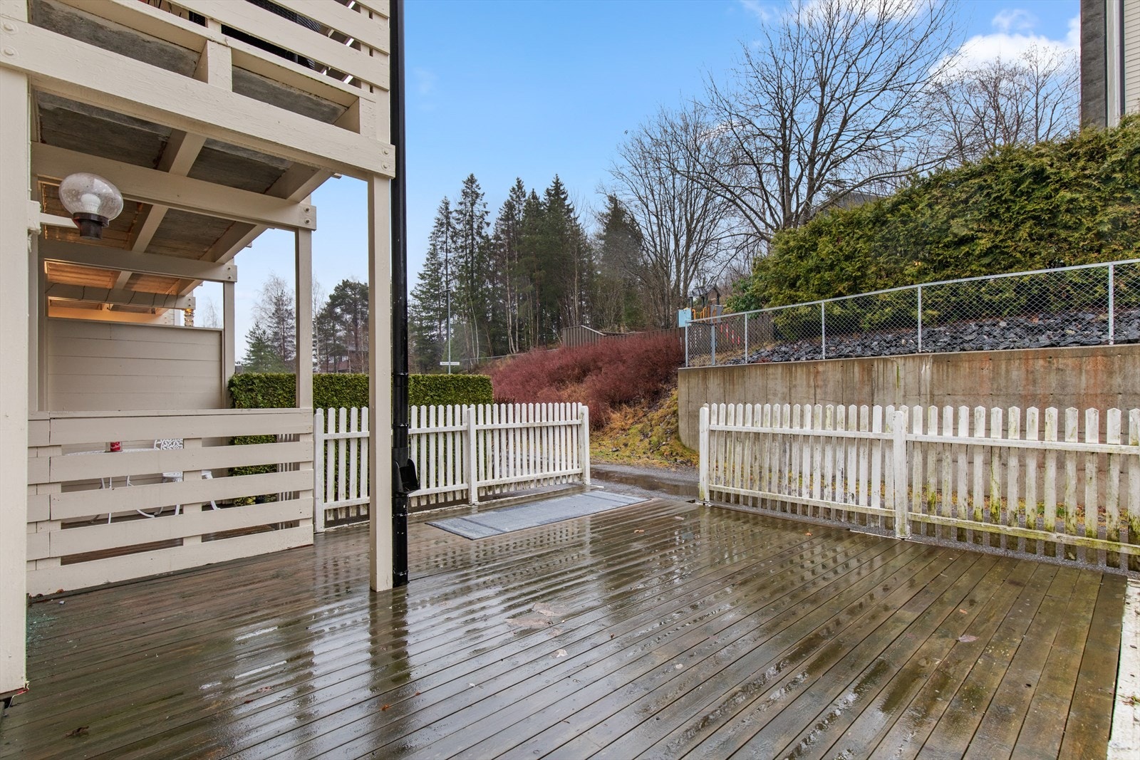 Inngangspartiet har en romslig terrasse med god plass til møblering. Galleribilde