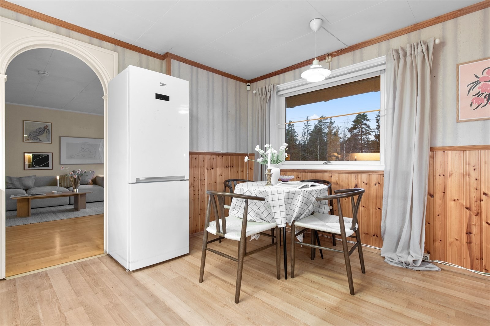 Fra kjøkkenet er det direkte tilgang til stuen, noe som gir en åpen og praktisk planløsning. Galleribilde