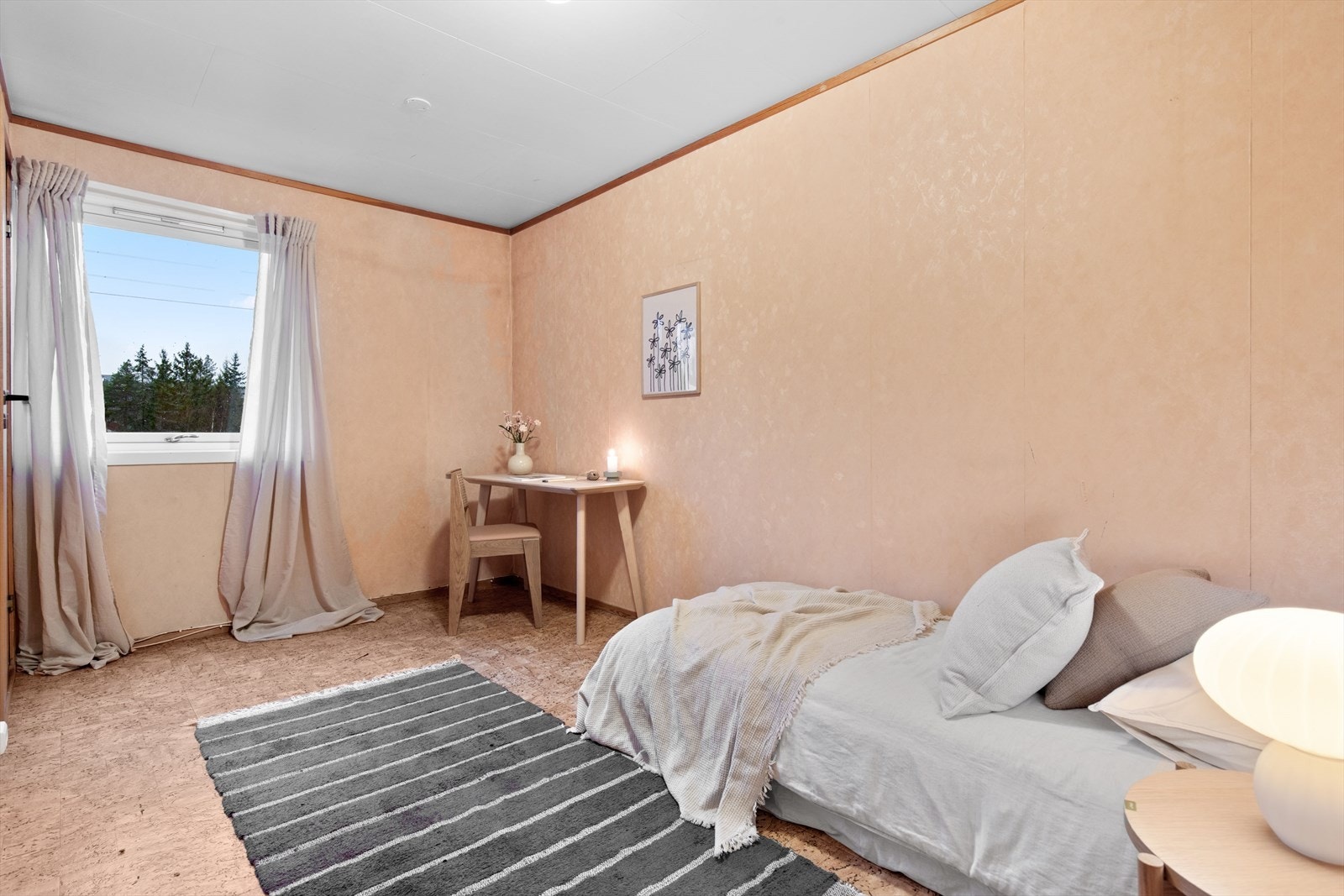 Store vinduer gir godt med naturlig lys til rommet. Galleribilde