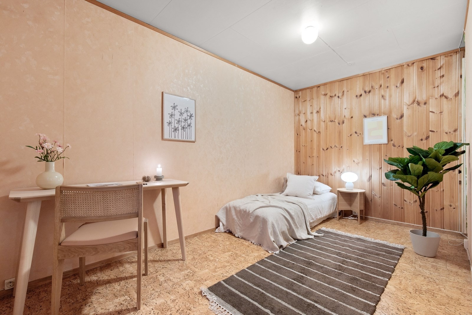 Vegger med panel og malte flater. Galleribilde