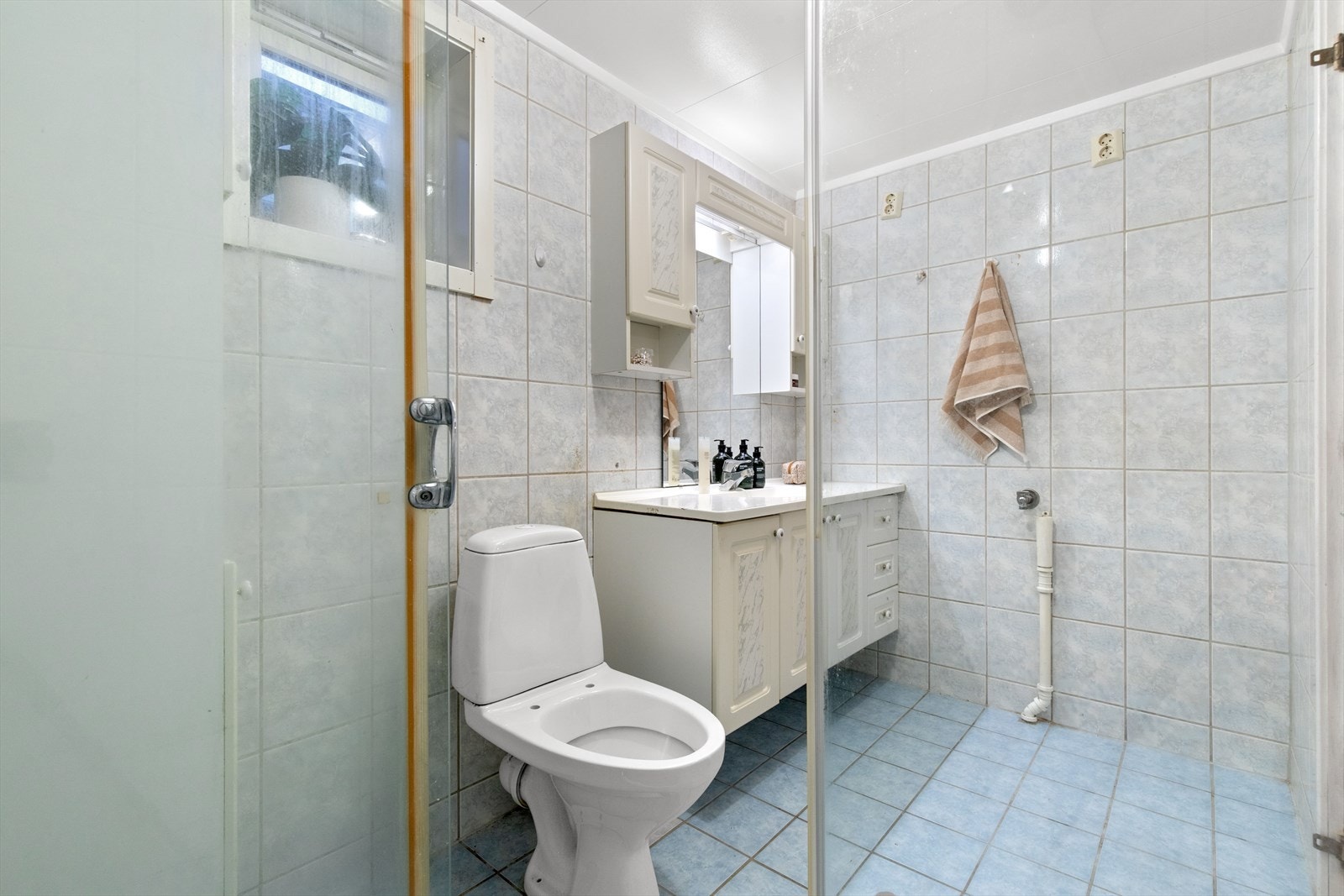 Baderomsinnredning med god oppbevaringsplass. Opplegg for vaskemaskin og tørketrommel. Galleribilde