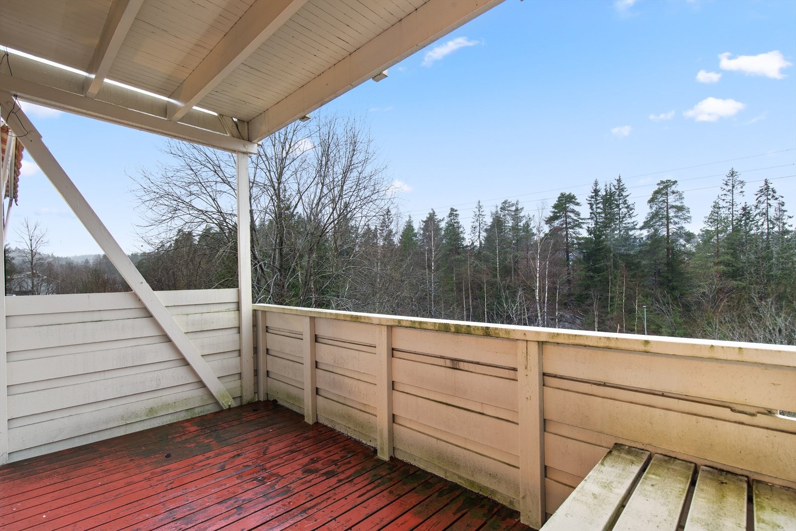 Verandaen i trekonstruksjon har behov for vedlikehold og overflatebehandling. Galleribilde