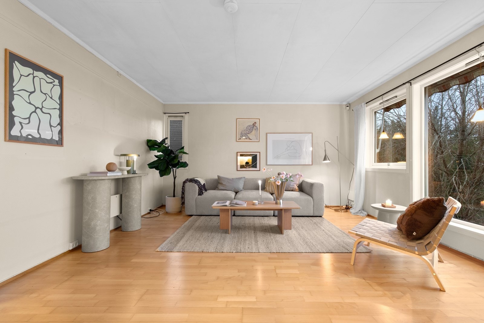 Store vinduer slipper inn rikelig med naturlig lys i stuen. Galleribilde