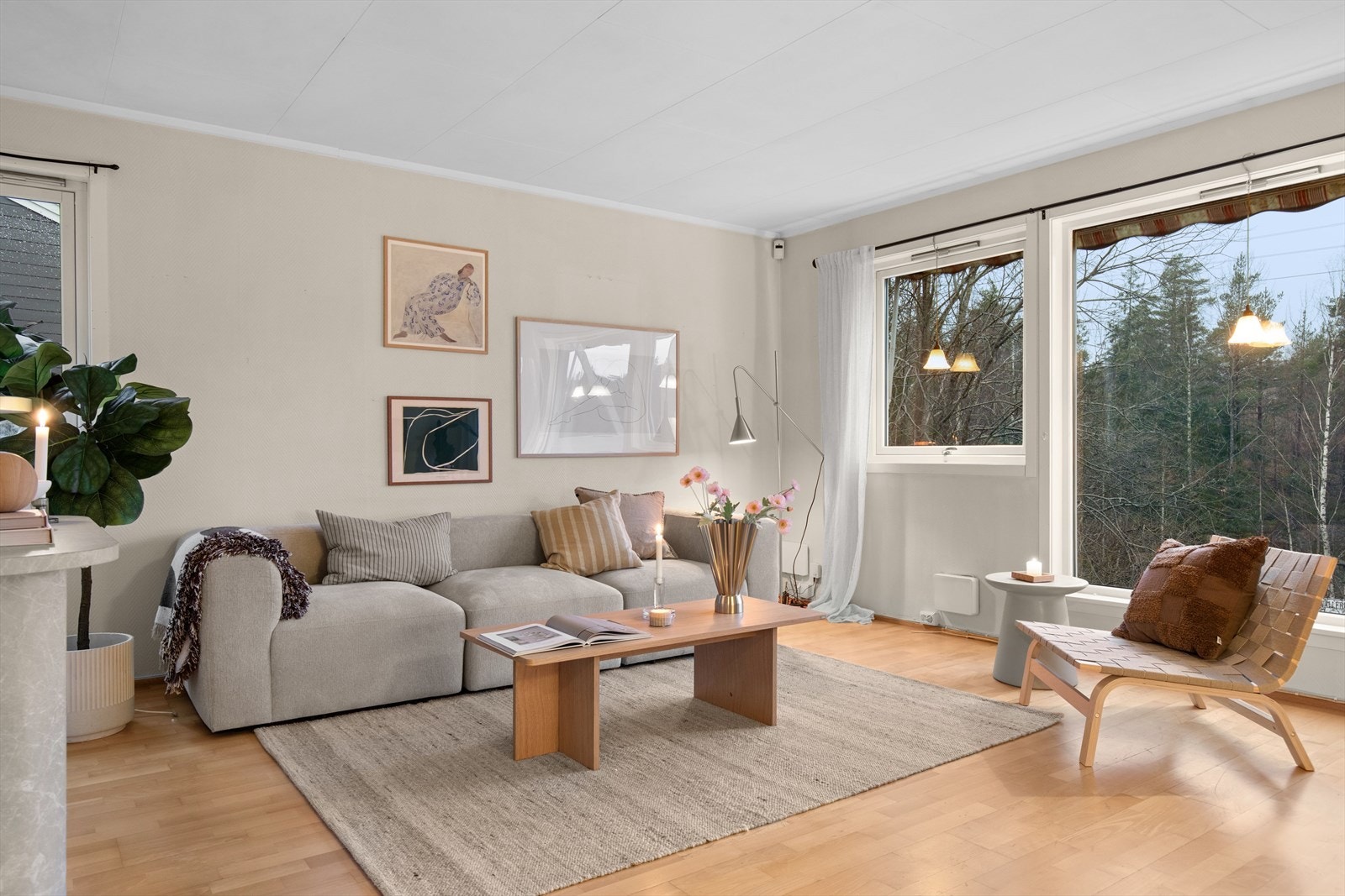 Stuen er romslig og har store vinduer som gir godt med lysinslipp. Galleribilde