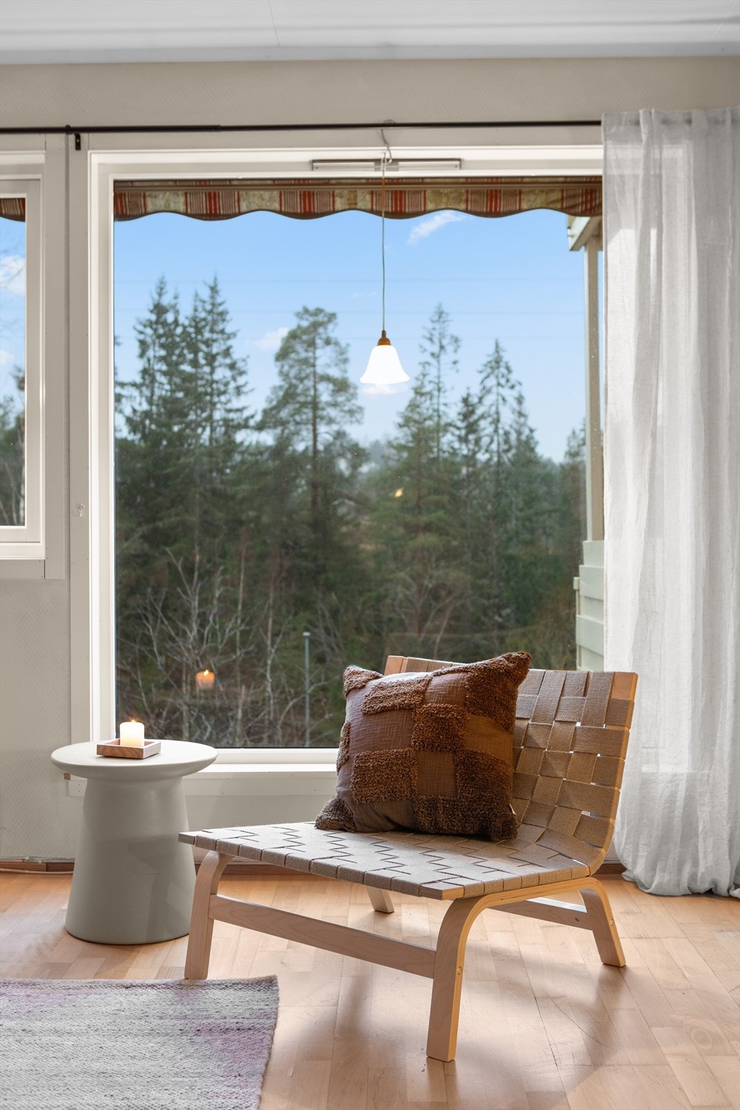 Utsyn mot naturen fra sittegruppen gir en avslappende følelse. Galleribilde