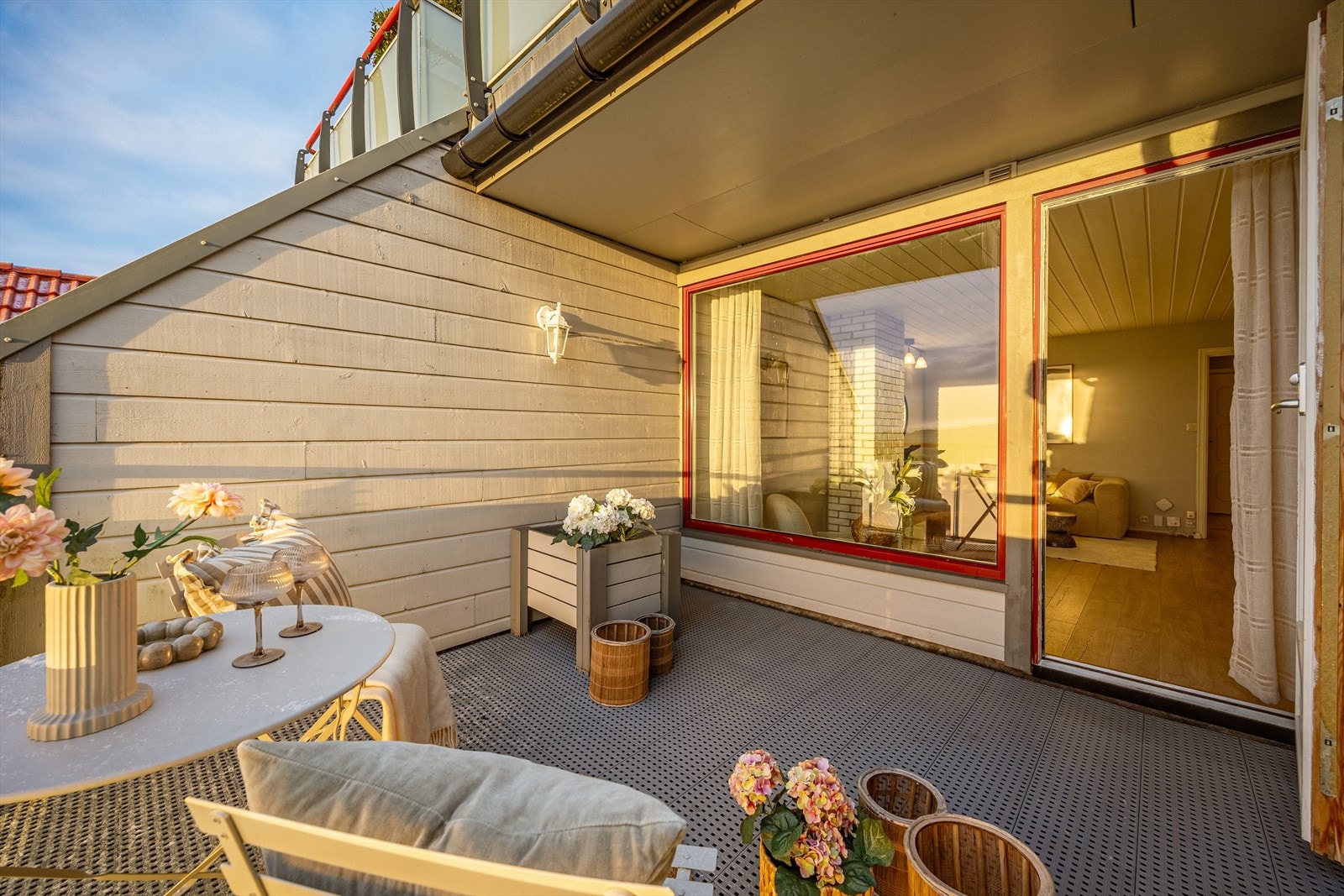 Fin og delvis overbygget altan på ca 9 m² Galleribilde