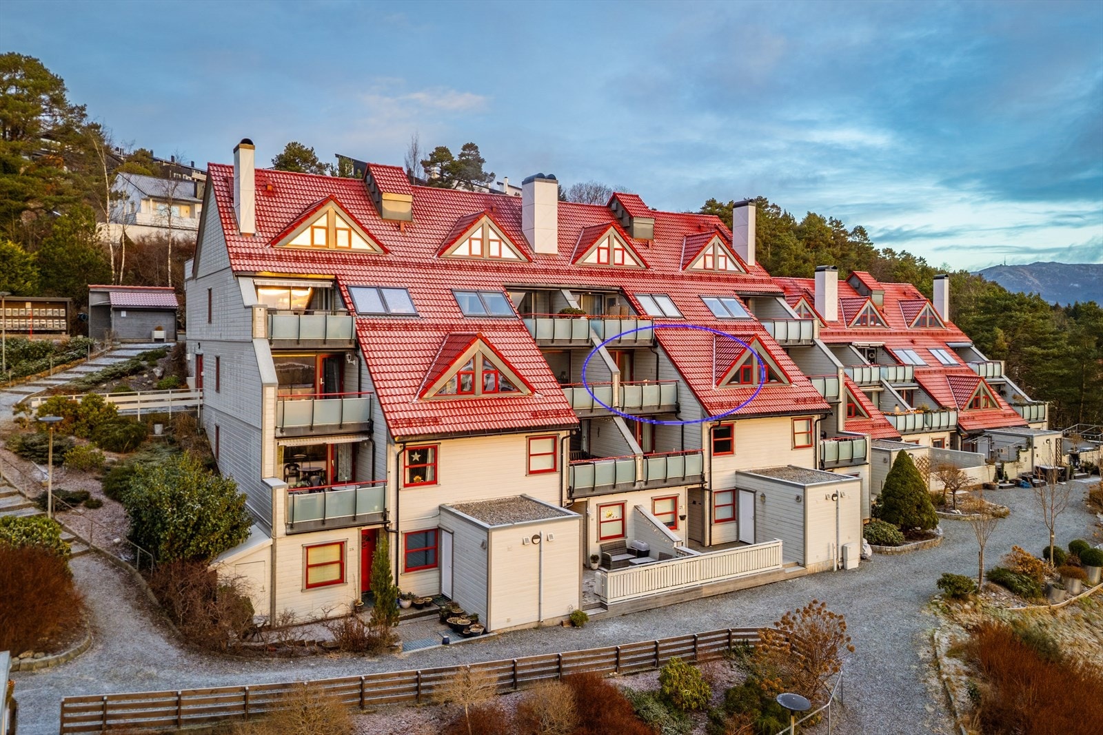 Leiligheten ligger i 3. etasje med storslagen utsikt Galleribilde