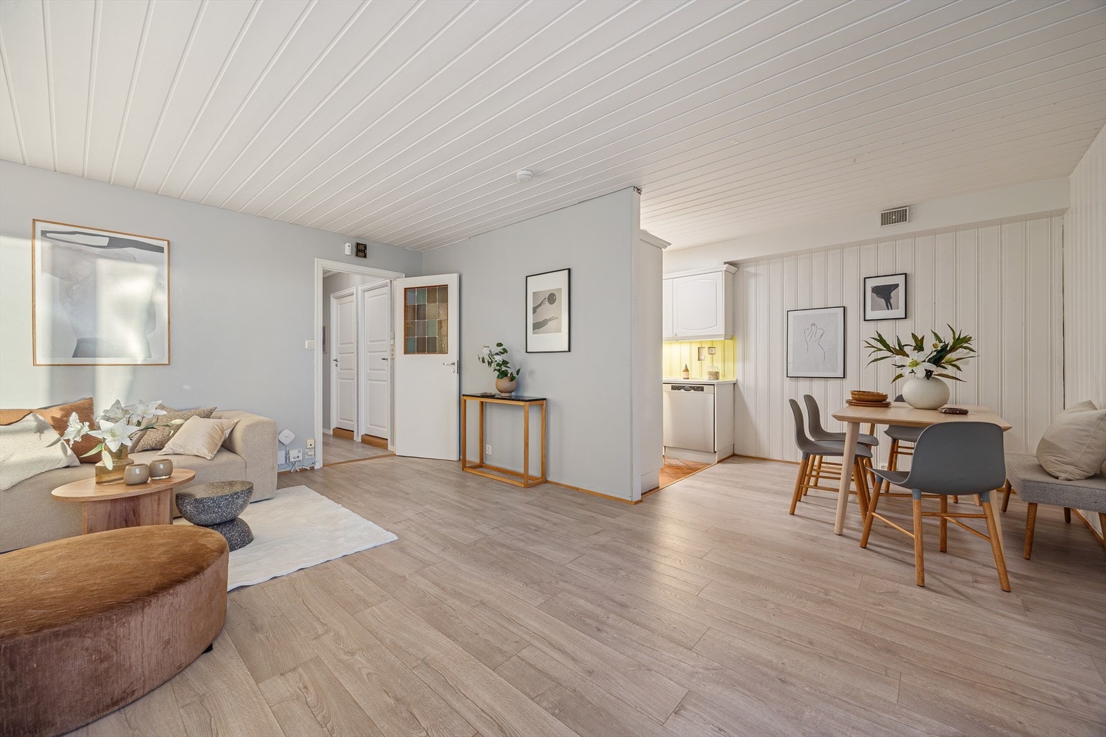 Dert er nyere laminatgulv i stue og gang Galleribilde