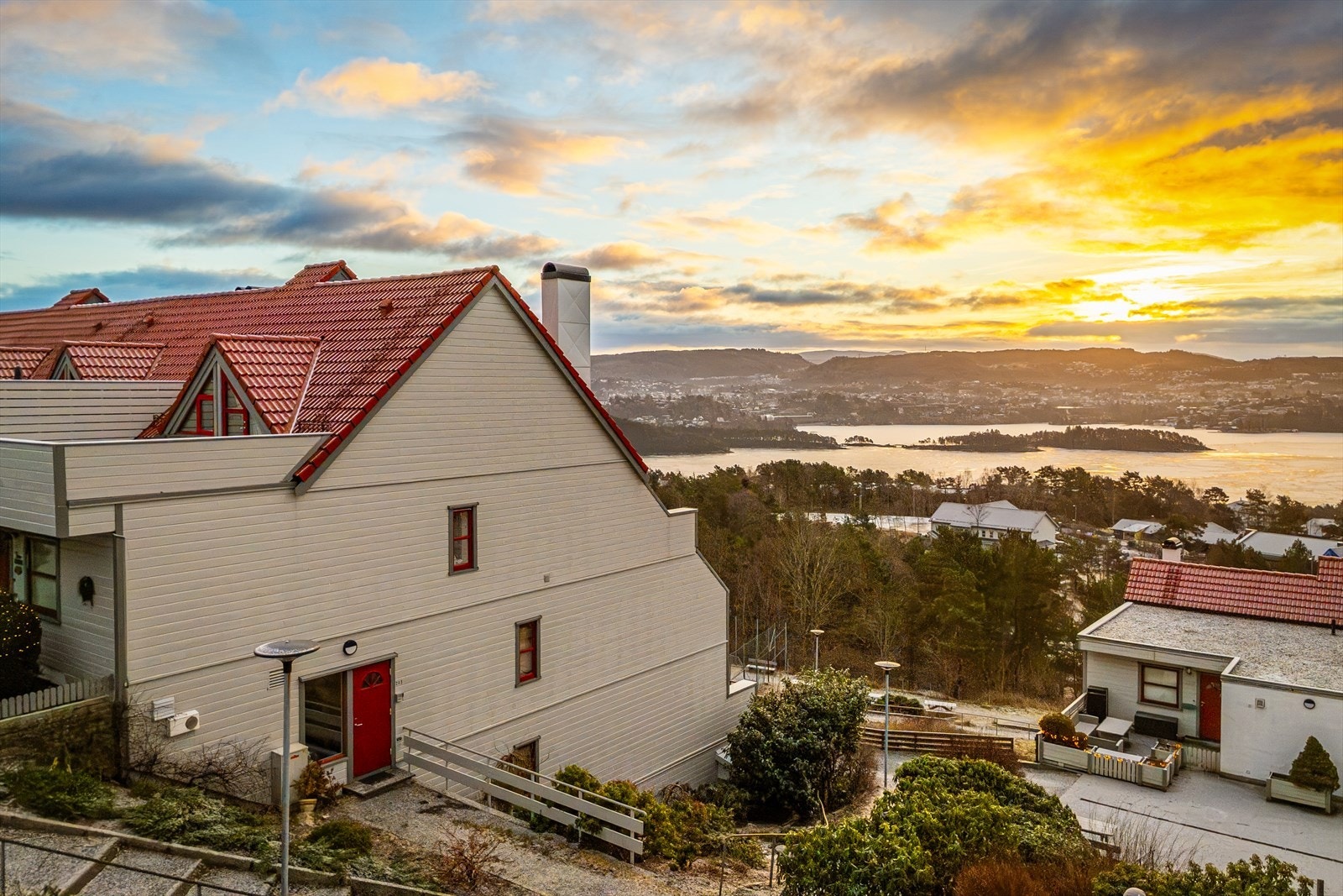 Leiligheten har enklest adkomst fra oppsiden, med fellesgang som fører til 4 like leiligheter i samme plan Galleribilde