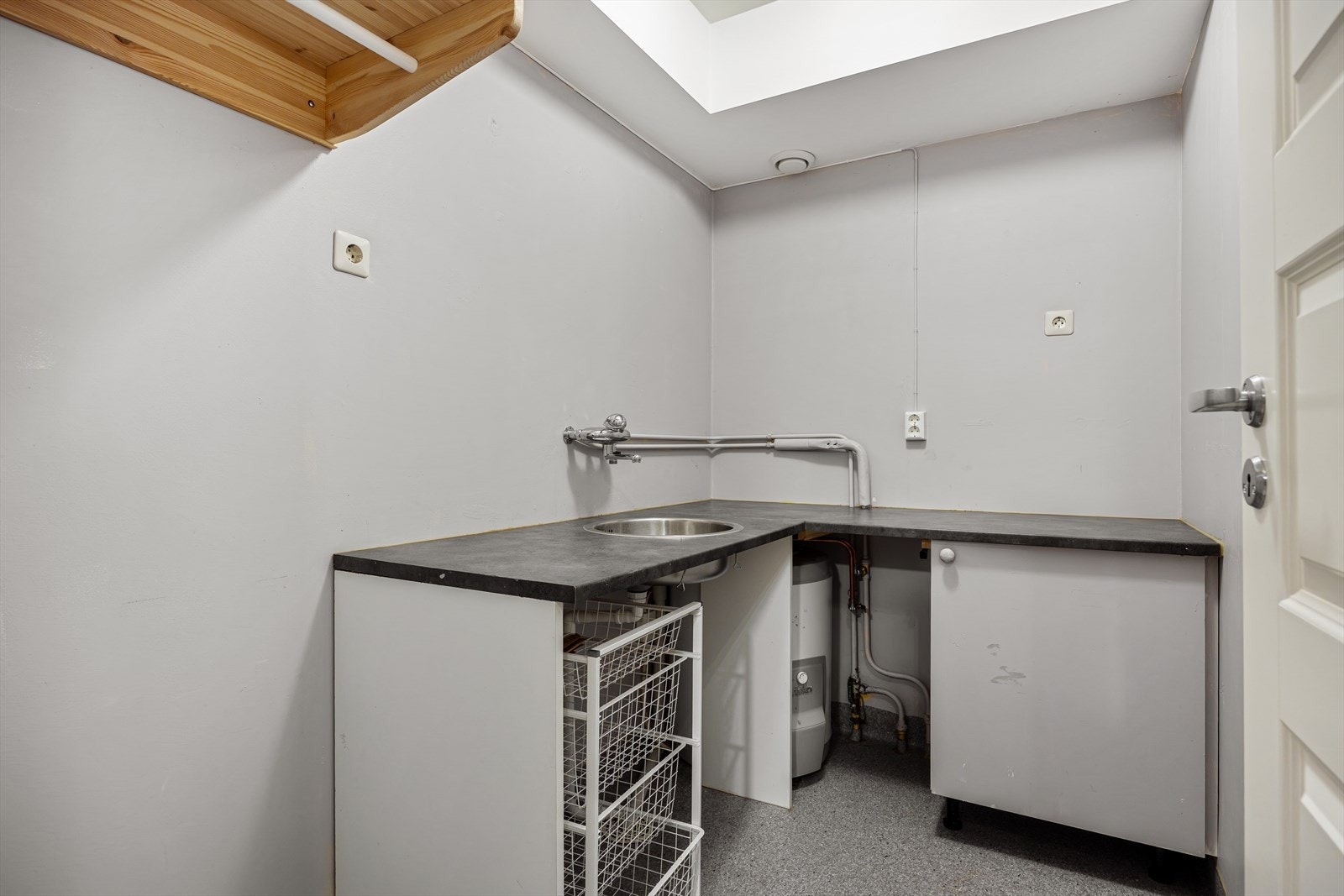 Separat vaskerom med opplegg for vaskemaskin. Praktisk arbeidsbenk Galleribilde