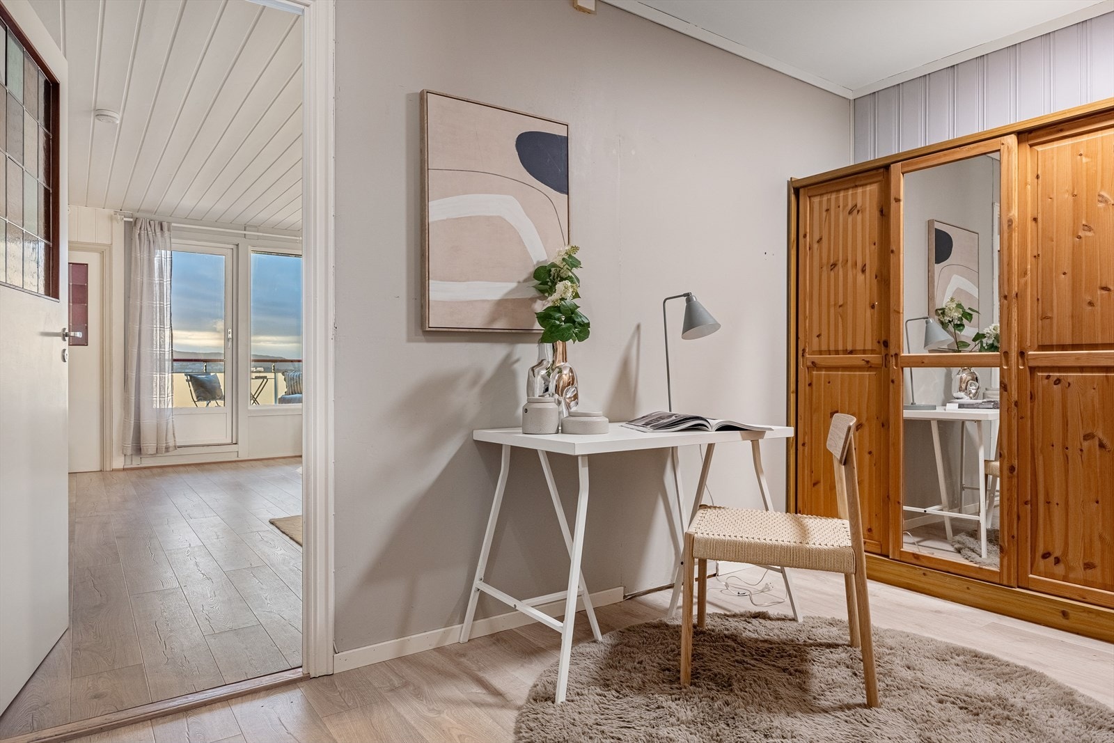 Praktisk gang med skyvedørsgarderobe som gir gode oppbevaringsmuligheter i tillegg til at det er plass til et lite skrivebord Galleribilde