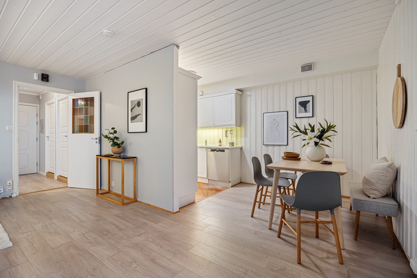 Stuen er lys og romslig, med god plass til innredning i flere soner Galleribilde