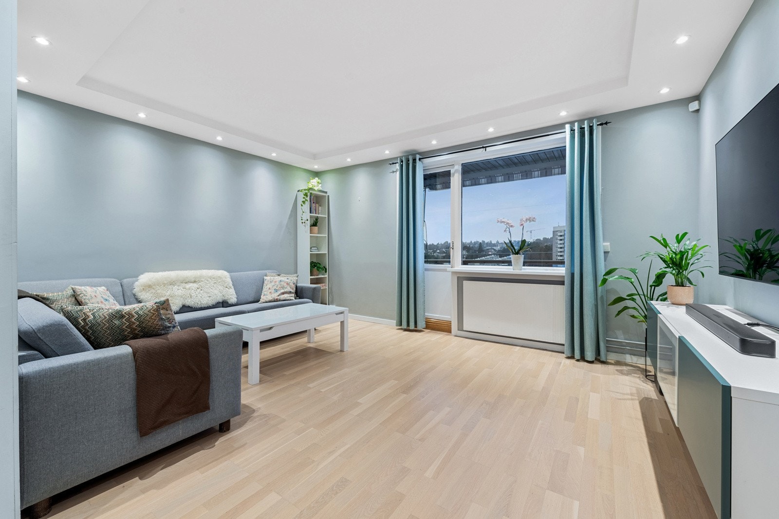 Stue med alte slette veggflater og downlights i himling. Galleribilde