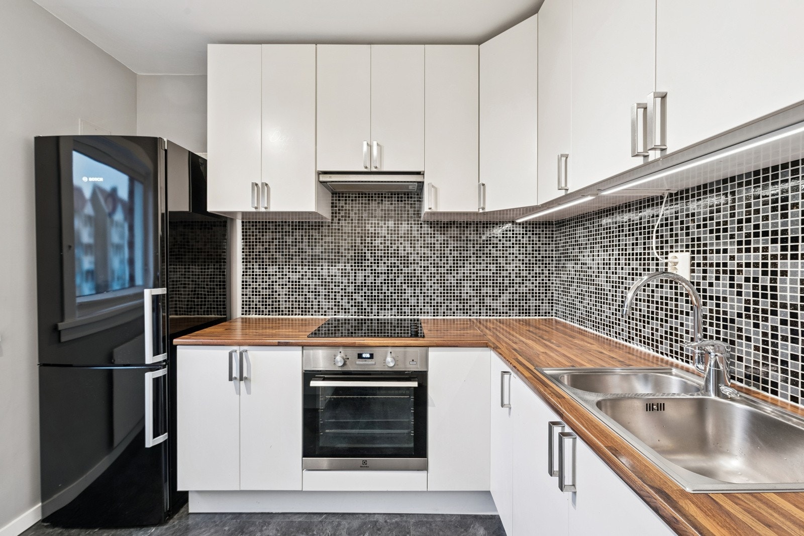 Det er integrert stekeovn og koketopp samt opplegg for oppvaskmaskin. Galleribilde