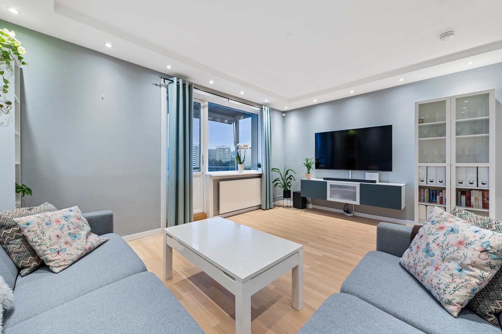 Stue med utgang til solrik balkong. Galleribilde