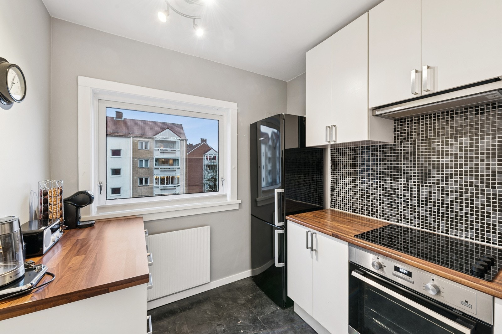 Separat fin kjøkken med godt med skap og benkeplass. Galleribilde