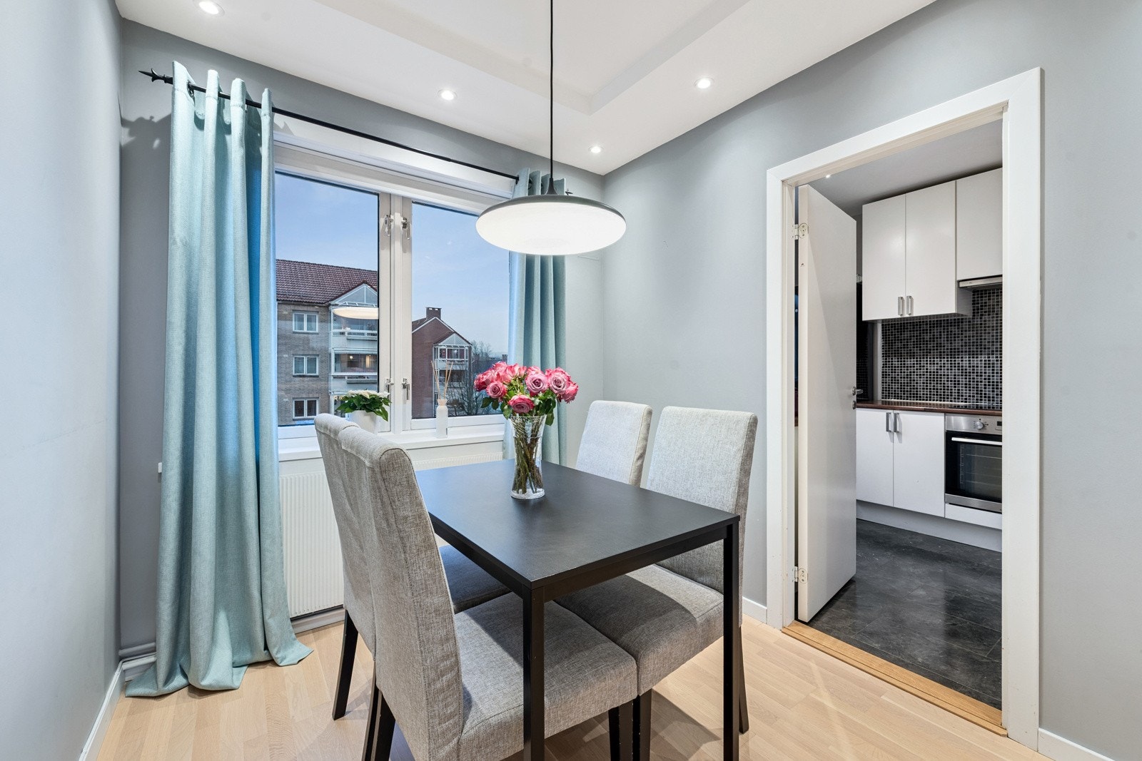 Flott spisestue i forbindelse med kjøkkenet. Flere andre tilsvarende leiligheter har åpnet opp vegge inn til kjøkkenet for en mer åpen løsning Galleribilde