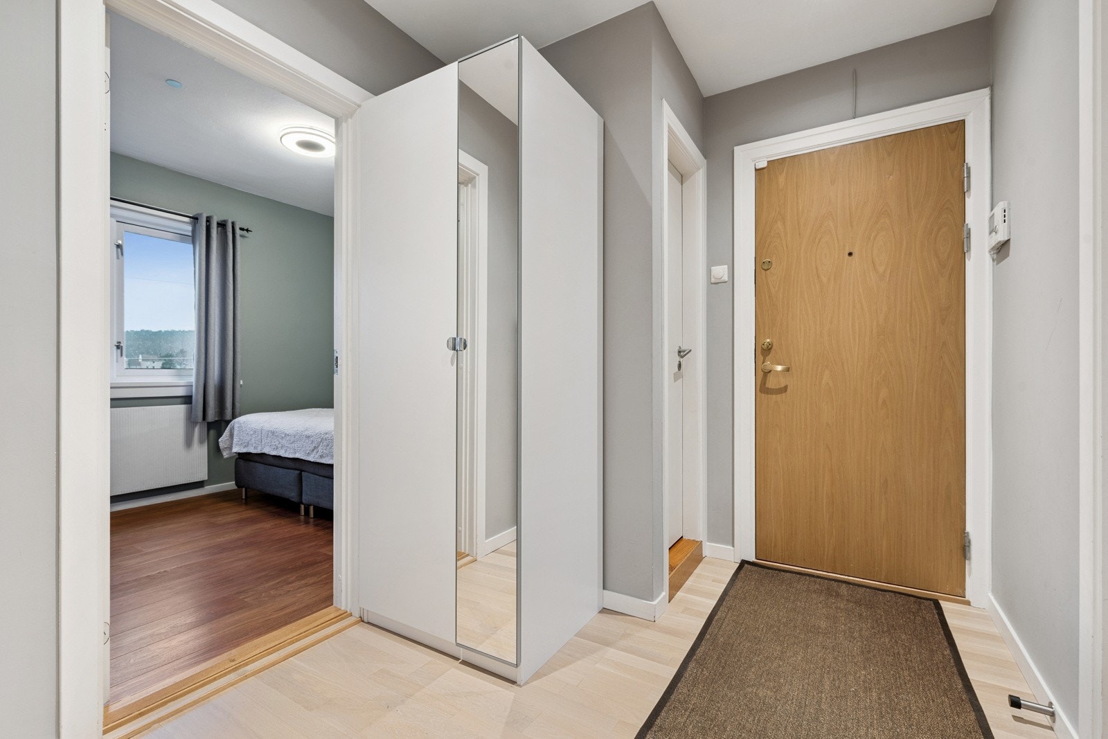 Praktisk entré med plass til yttertøy og sko. Galleribilde