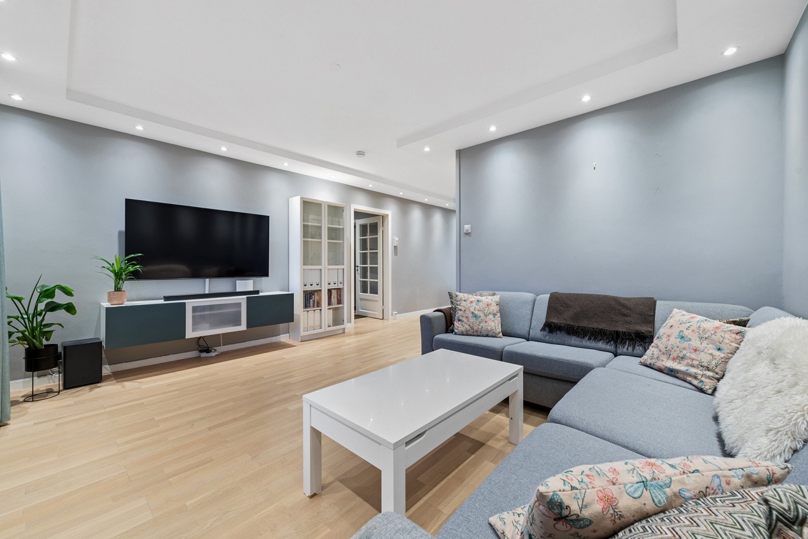 Lys og innbydende stue med gode møbleringsmuligheter. Galleribilde