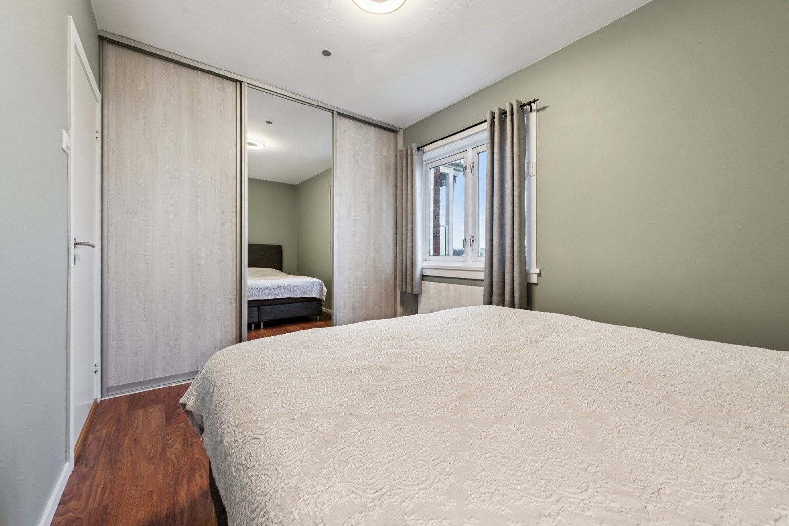 Hovedsoverom med skyvedørsgarderobe. Galleribilde