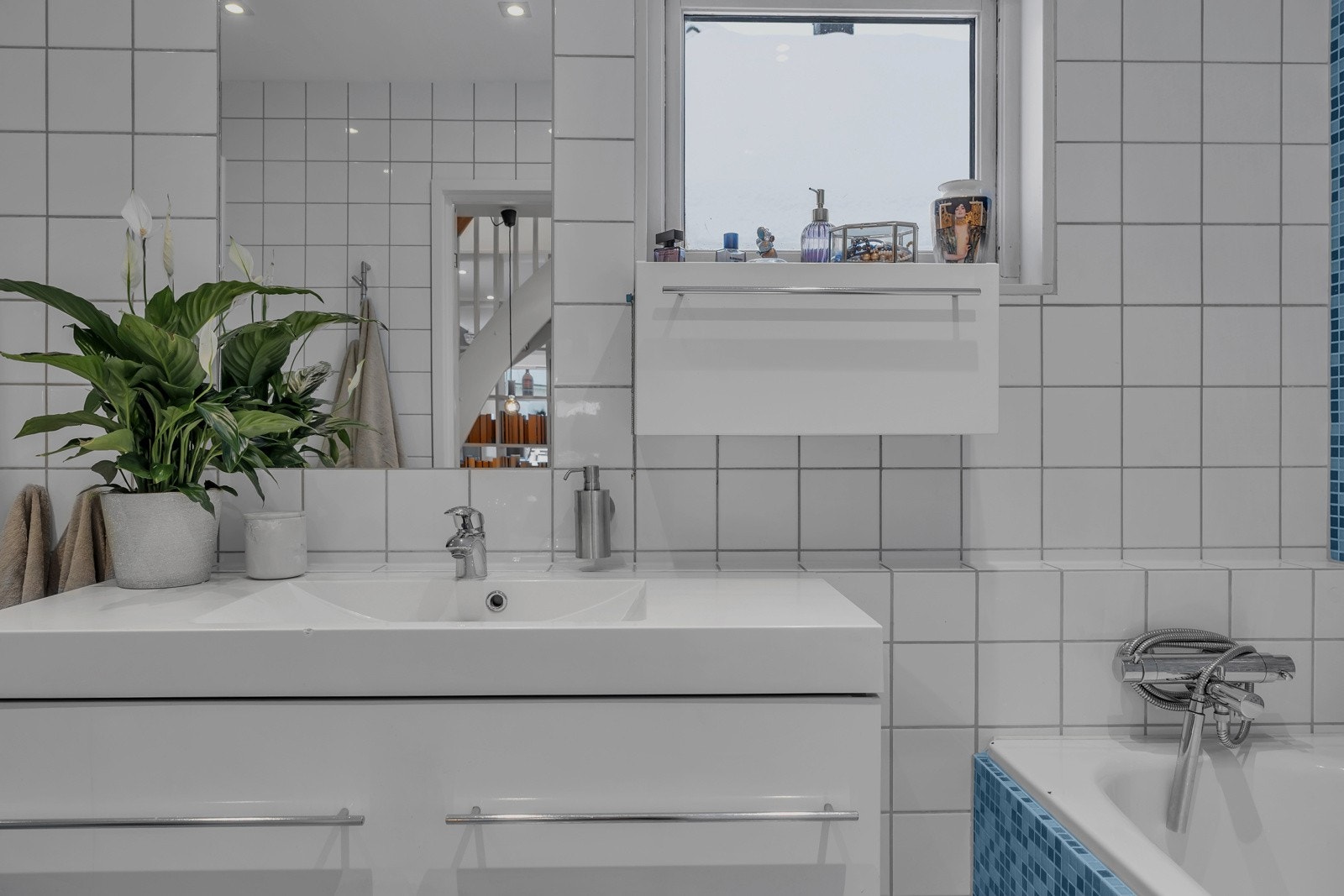 Innredning med heldekkende doble servanter og god lagringsplass i kolonialskuffer Galleribilde