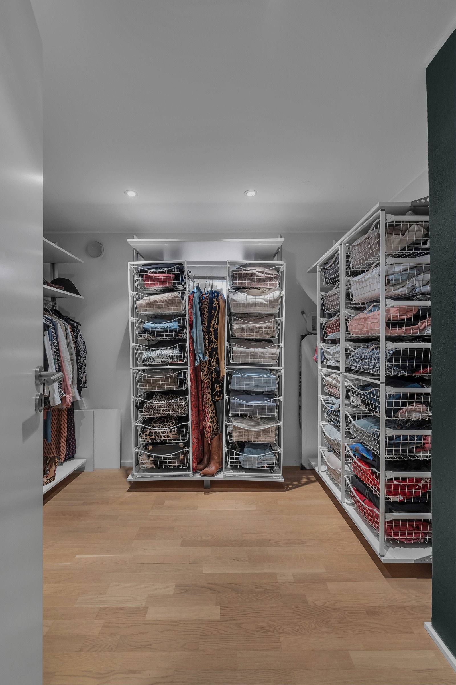 Like ved badet i denne etasjen finner du en stor walk-in garderobe på nesten 8m2 Galleribilde