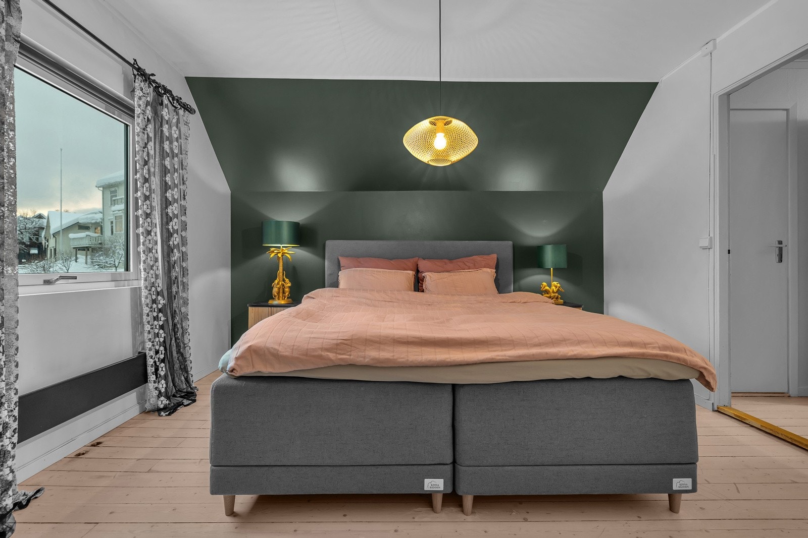 Soverom mot sør er på ca. 11m2 Galleribilde