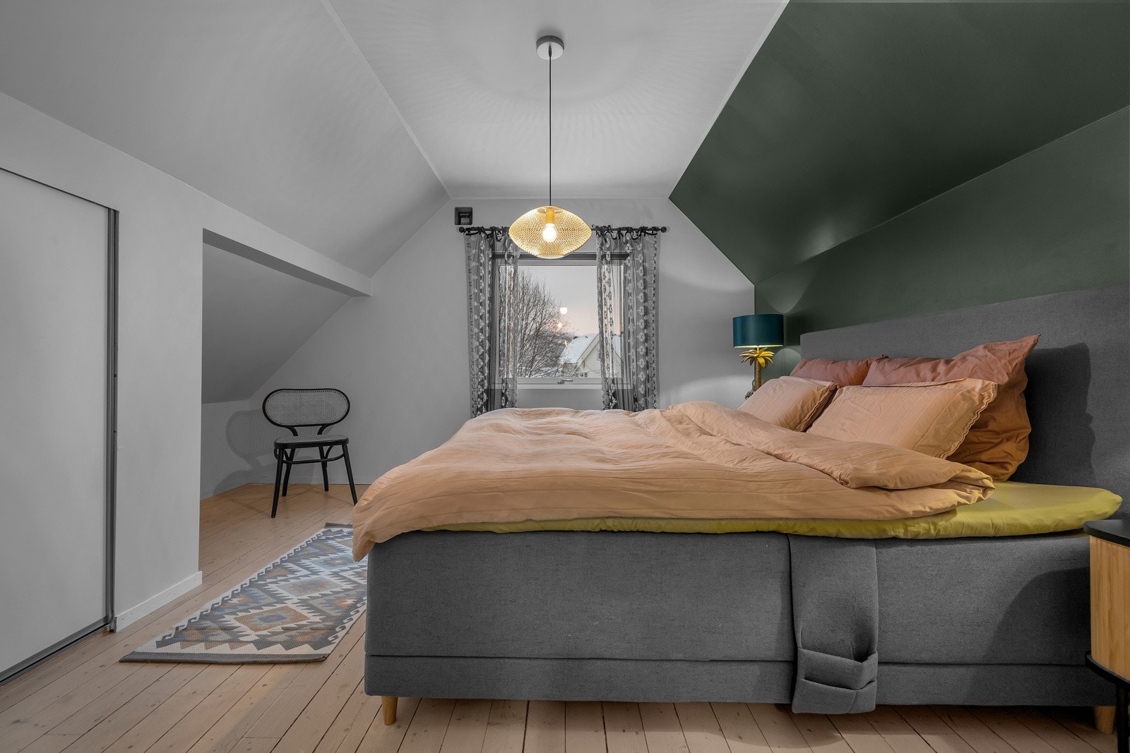 Koselig og tilbaketrukket soverom med god plass til både dobbeltseng og oppbevaring Galleribilde